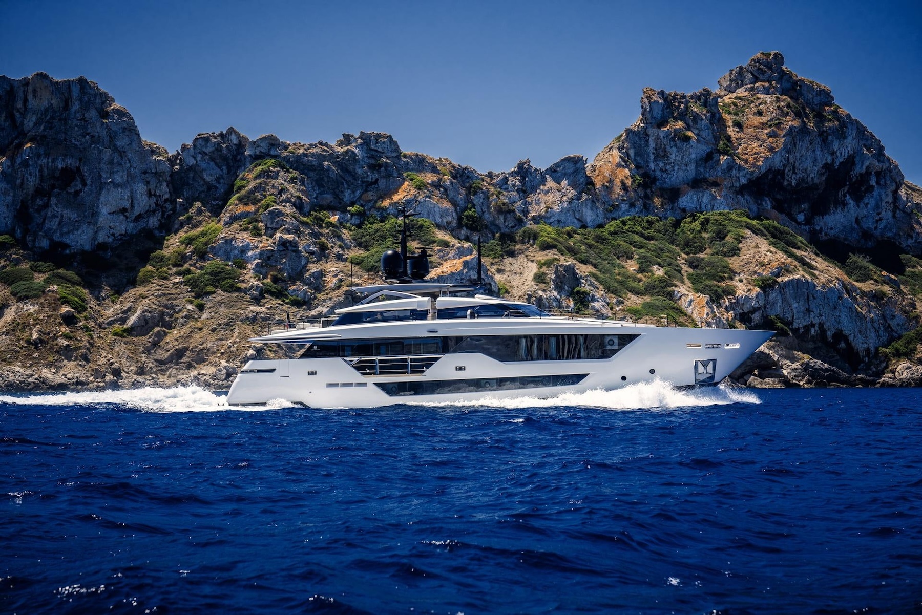 Expansive Full-Length Flybridge