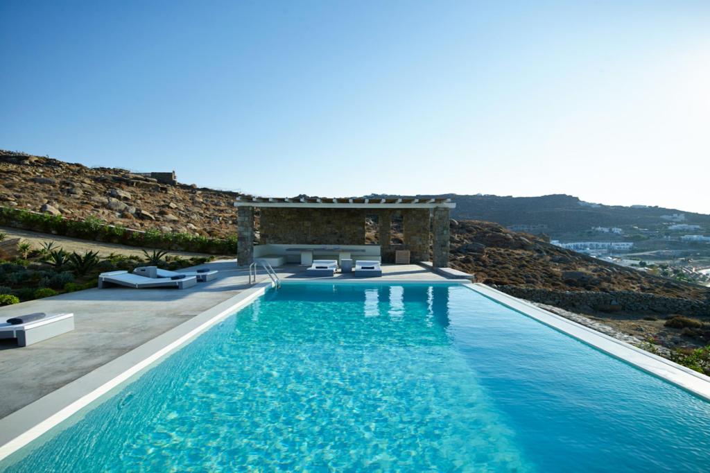 8 Baths