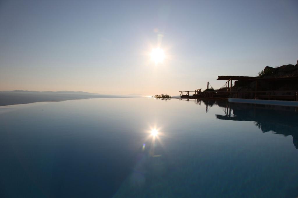 2 Swimming pools