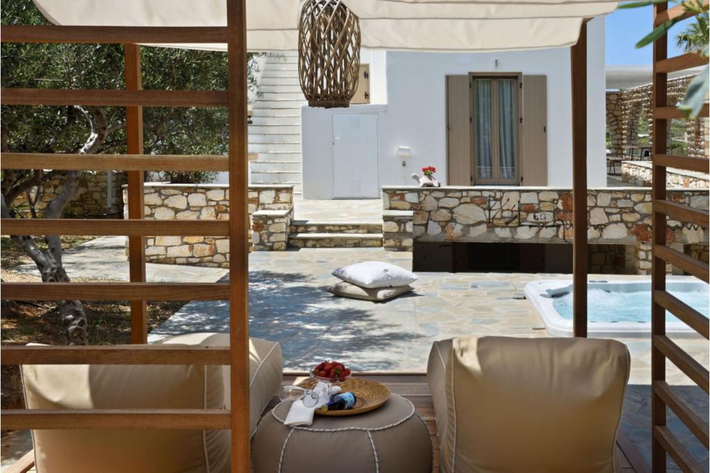 Outdoor lounge