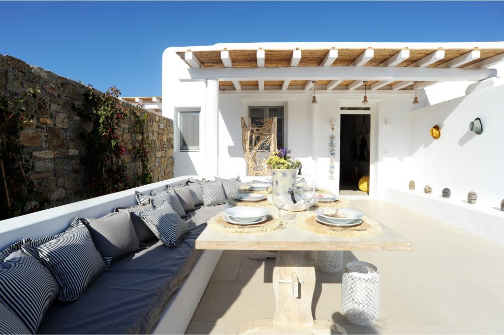 Outdoor lounge