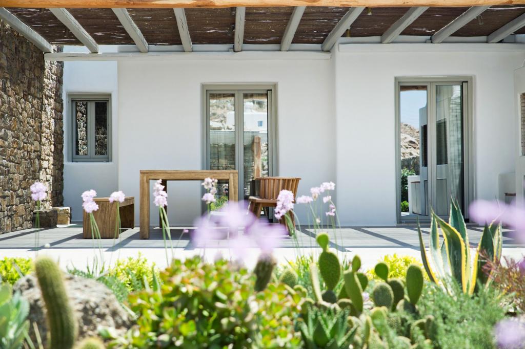 Outdoor lounge