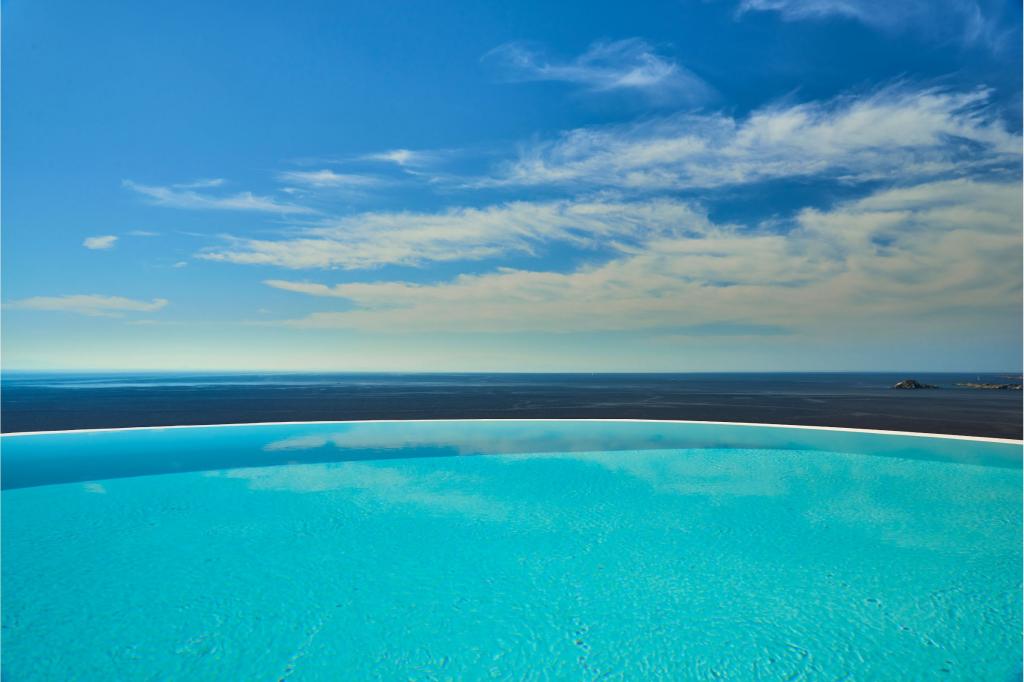 8 Baths