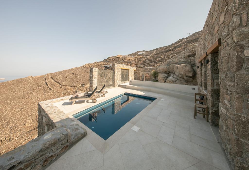 8 Baths