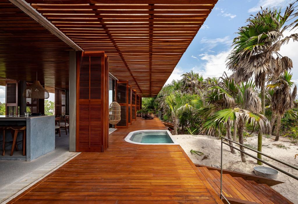 Outdoor lounge