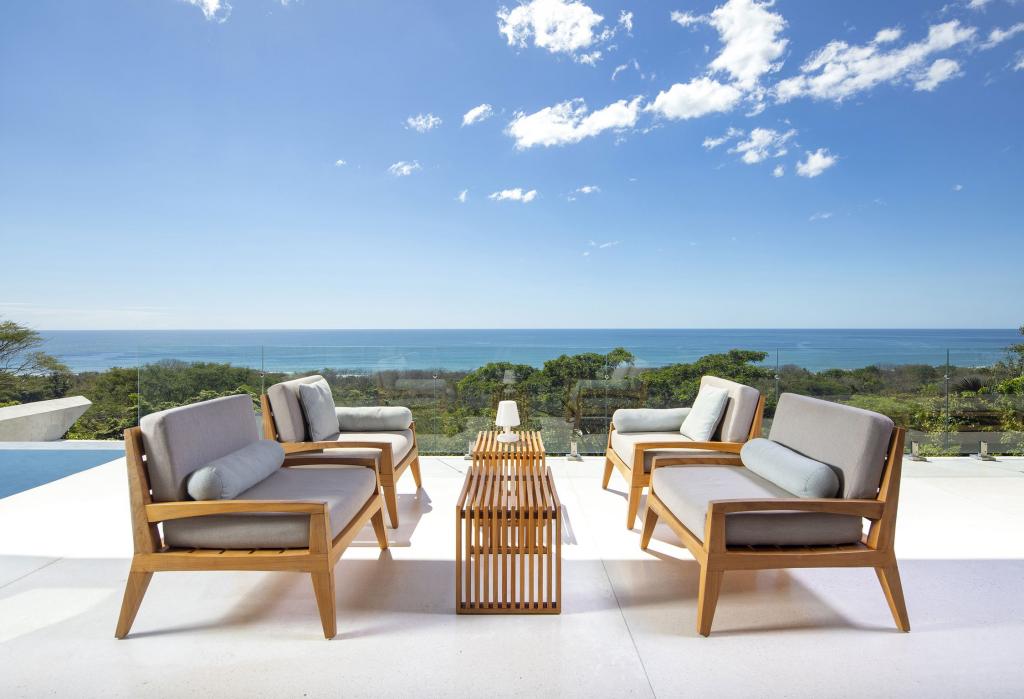 Outdoor lounge