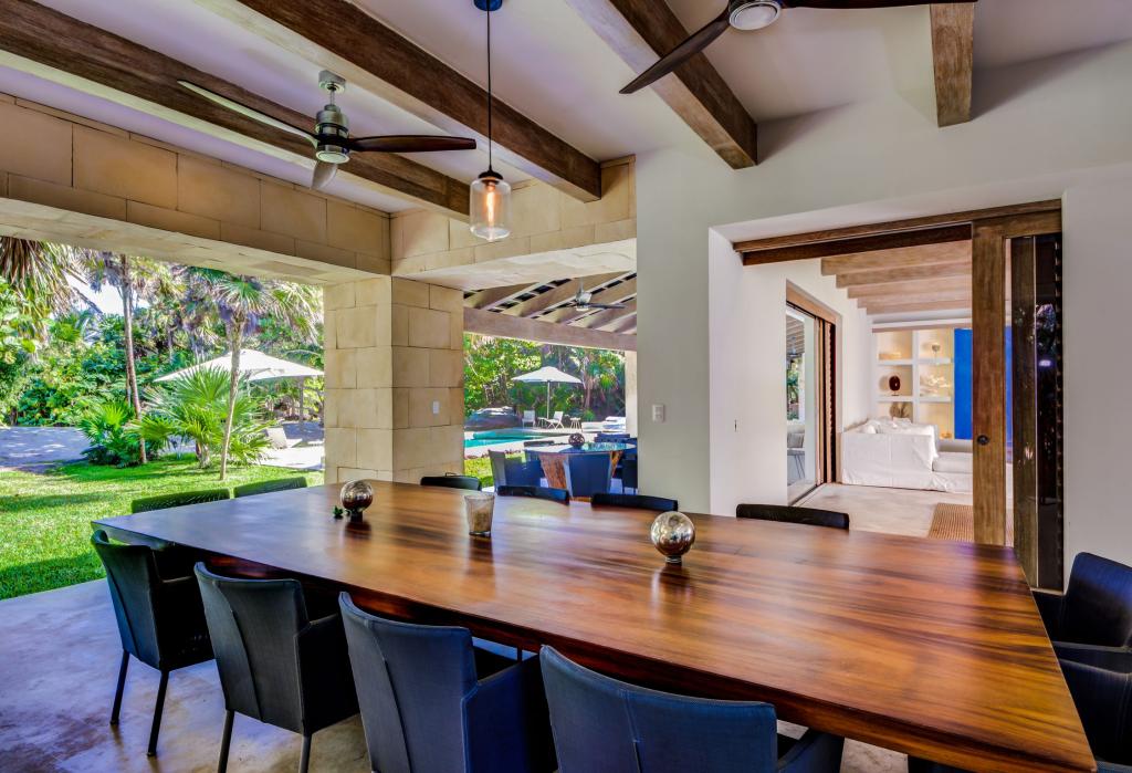 Outdoor lounge
