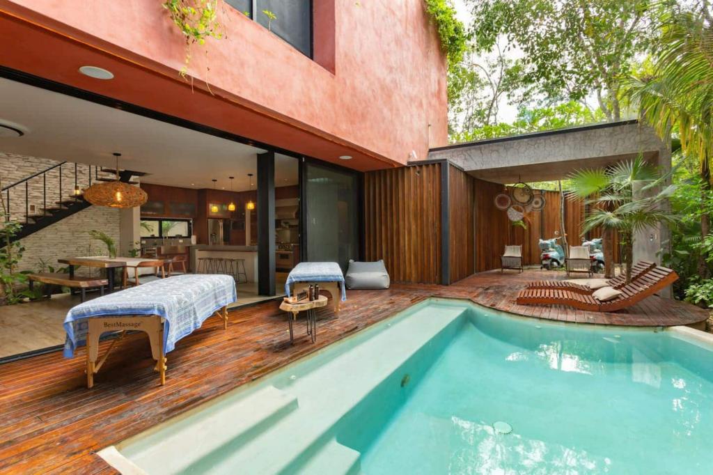 Outdoor lounge