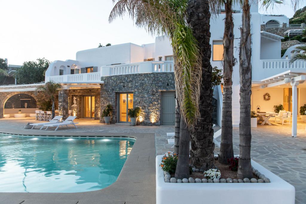 8 Baths