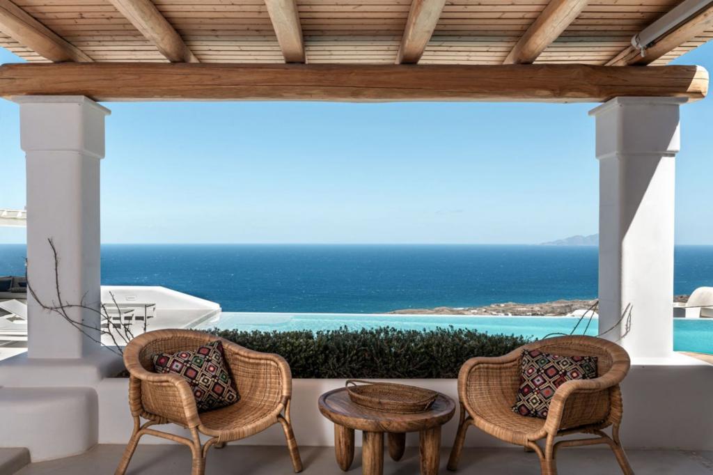 Outdoor lounge