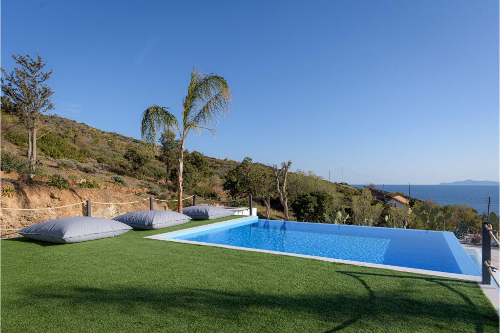 Outdoor lounge