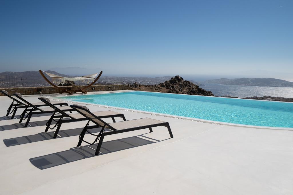 8 Baths