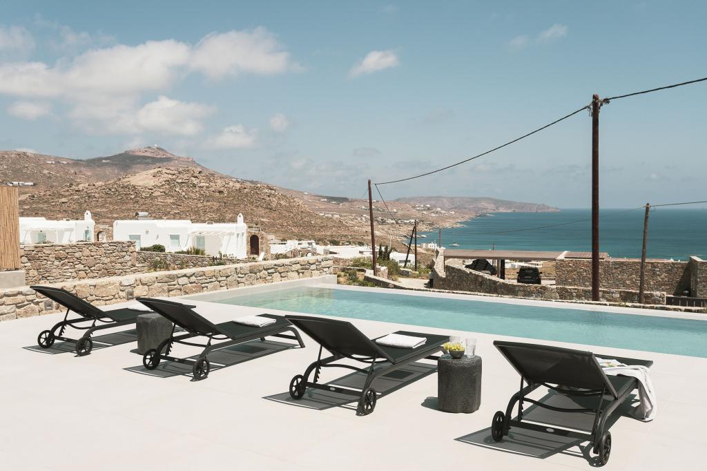 Outdoor lounge