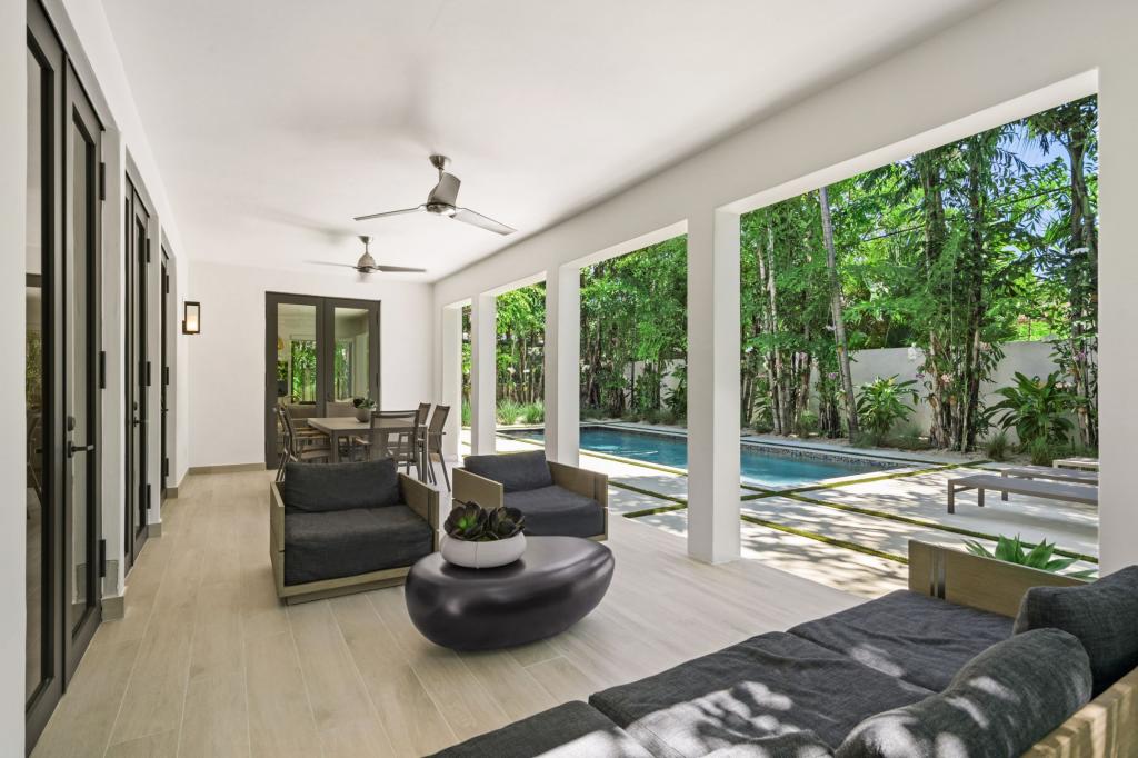 Outdoor lounge