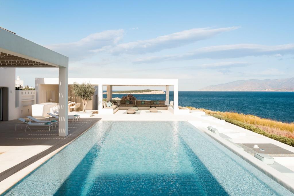Outdoor lounge