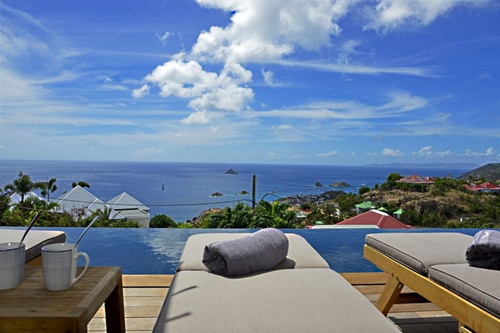 Outdoor lounge