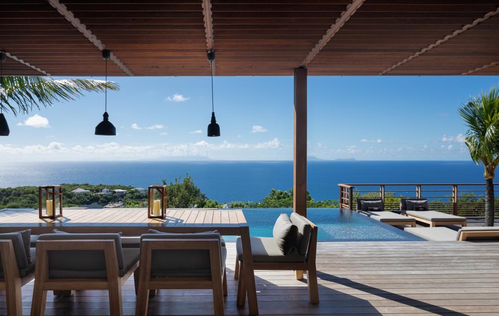 Outdoor lounge