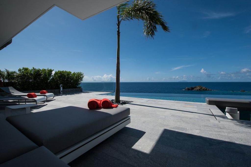Outdoor lounge