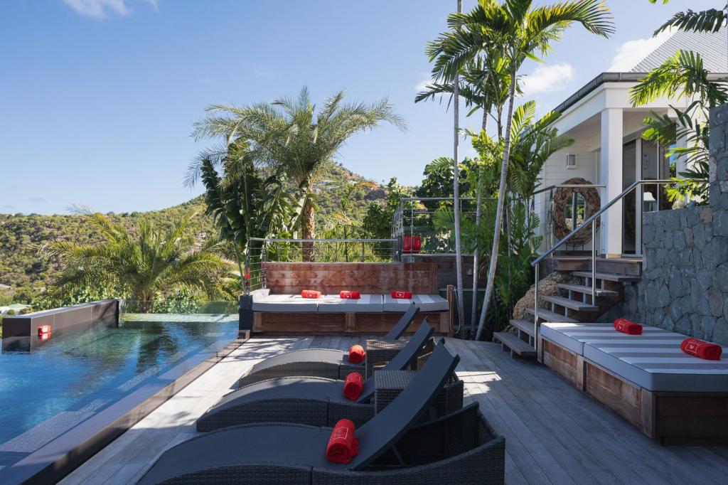 Outdoor lounge