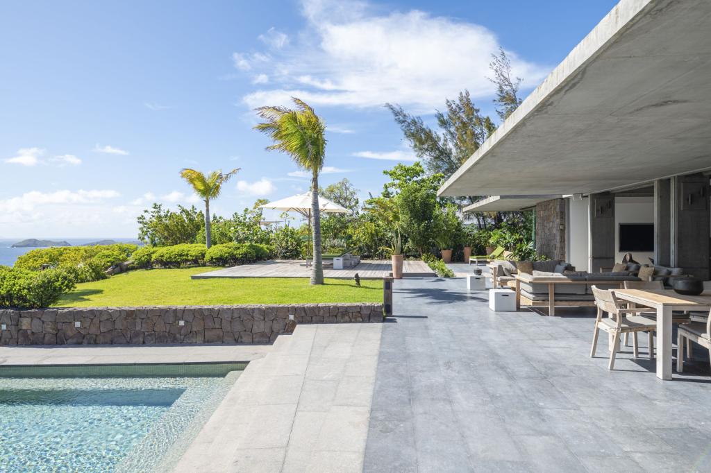 Outdoor lounge