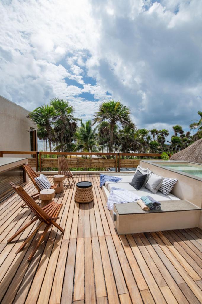 Outdoor lounge