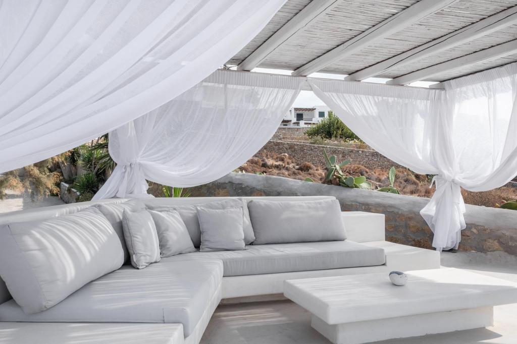 Outdoor lounge
