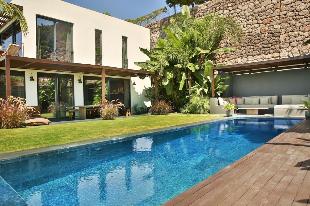 Outdoor lounge