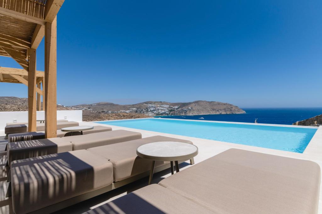 Outdoor lounge