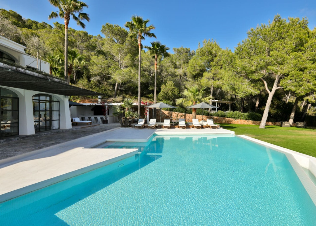 Outdoor lounge