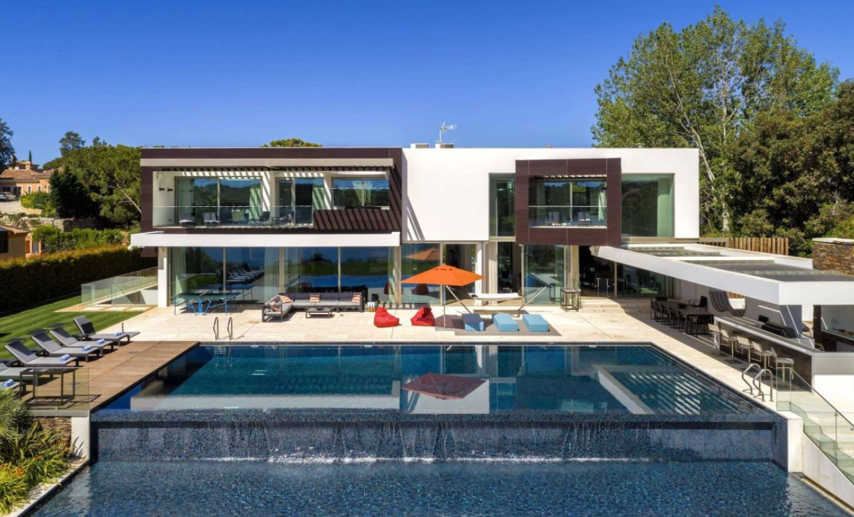 Outdoor lounge